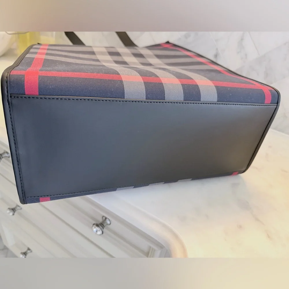 NWT AUTH BURBERRY LG BOOK TOTE IN NAVY W/BLACK LEATHER HANDLES, PIPING & BOTTOM - Picture 7 of 7